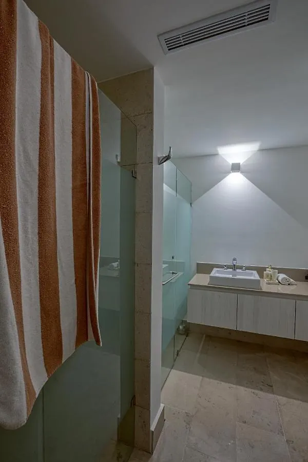 Astonishing Condo With Balcony In A Private Complex With Pool And Gym 신데 델 카르멘